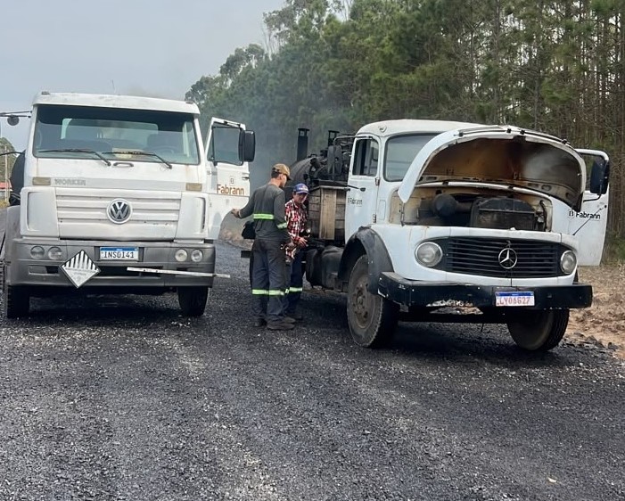 Em Balneário Gaivota, caminhão de empresa é alvo de furto e vandalismo em obra da Rodovia Caminhos do Mar