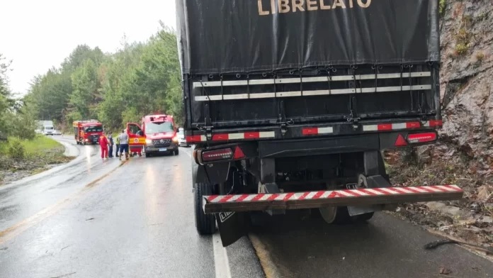 Colisão entre carro e caminhão mobiliza resgate após acidente na BR-282 em Alfredo Wagner
