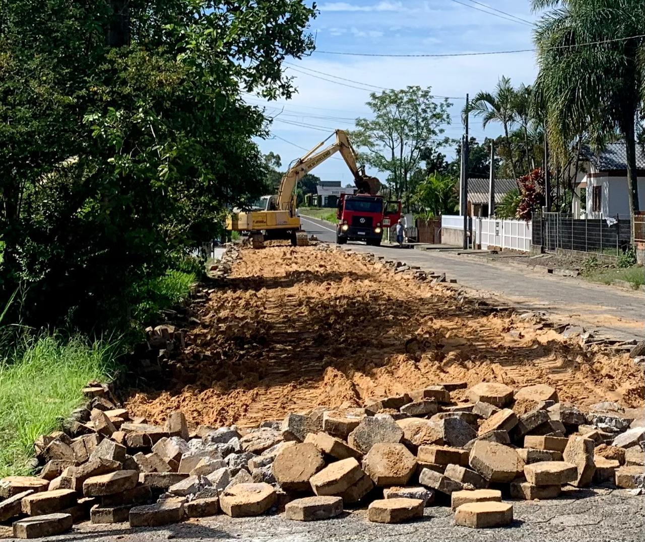 Trânsito pesado na Rua Jorge Lacerda