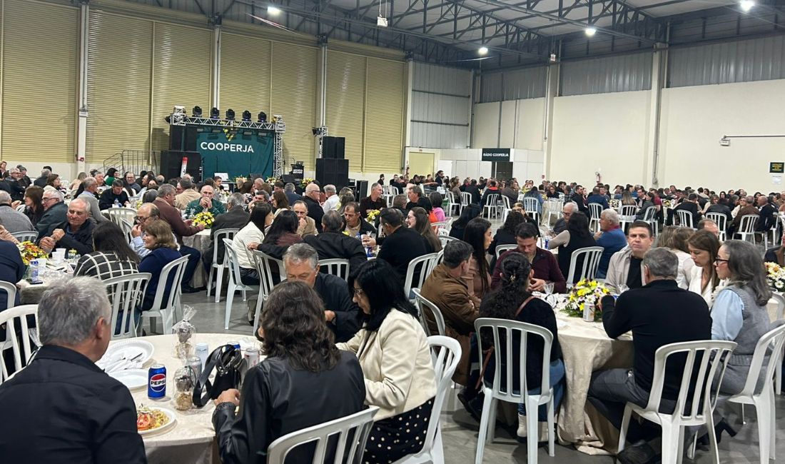 Baile da Colheita da Cooperja reúne centenas de pessoas em noite de confraternização