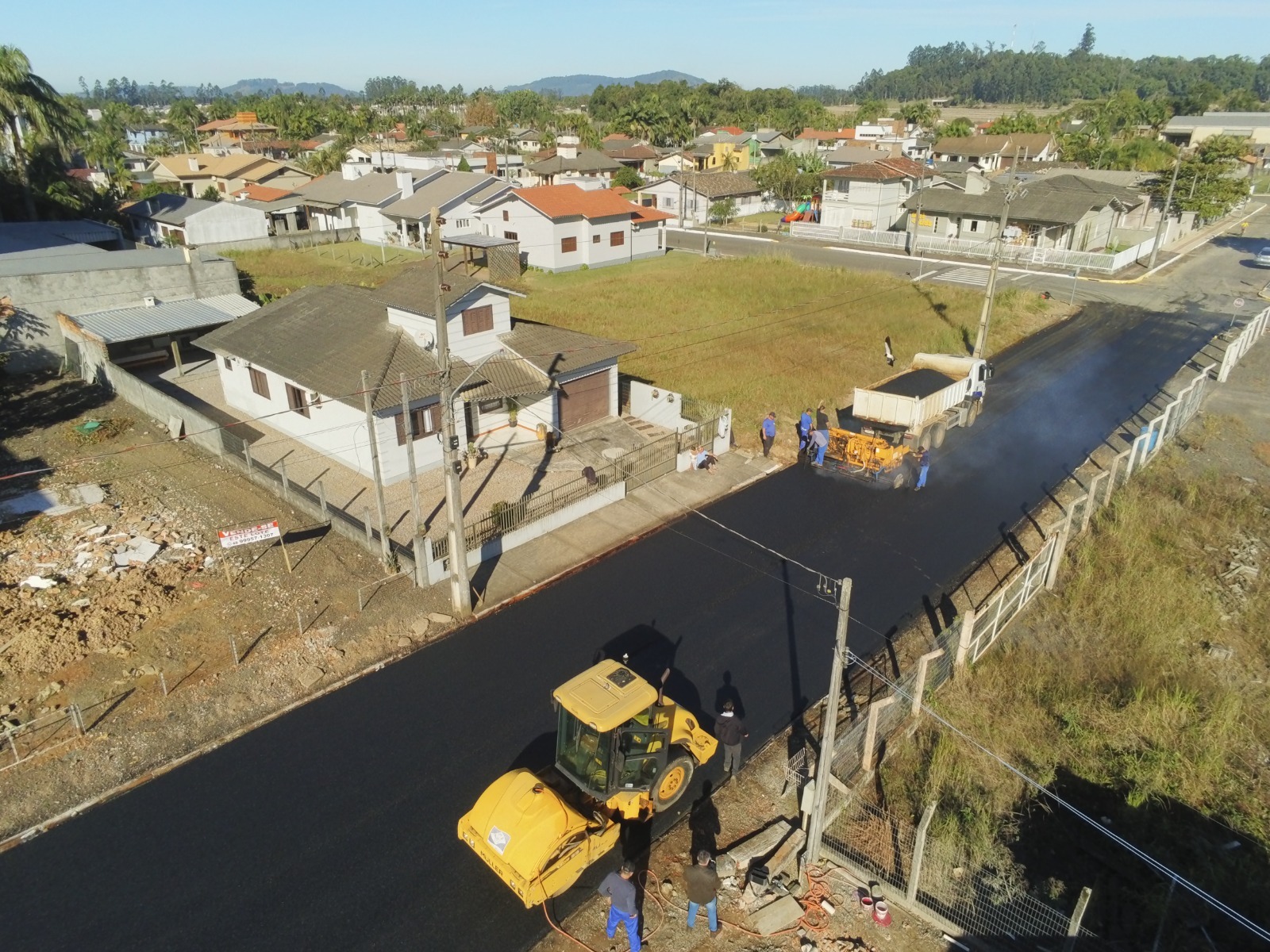 Rua Mariano Fontanella recebe pavimentação asfáltica e garante mais segurança aos moradores em Meleiro