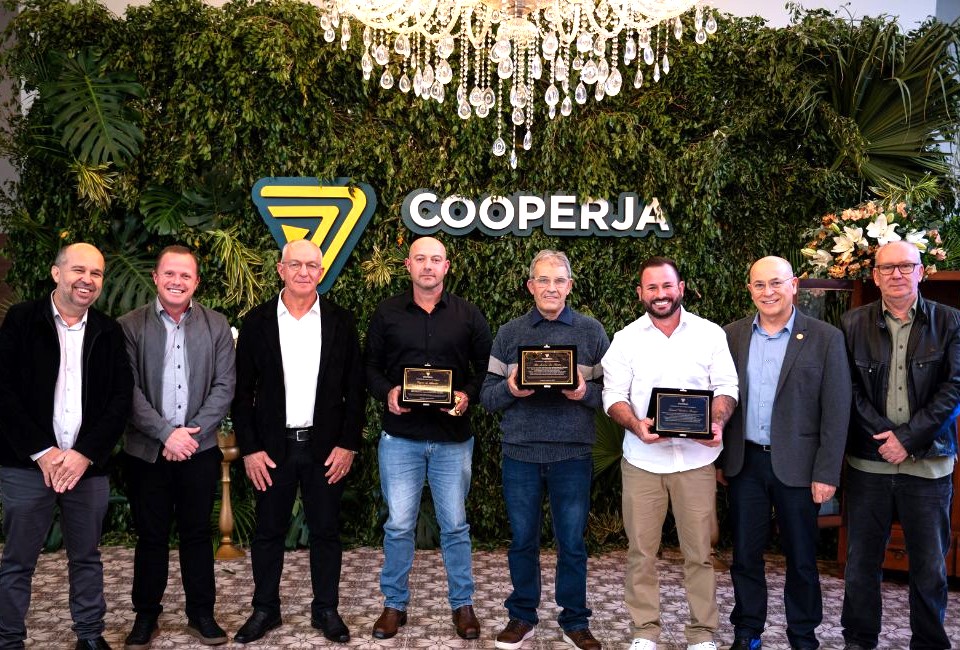 Cooperja homenageia colaboradores por décadas de dedicação e trajetória profissional