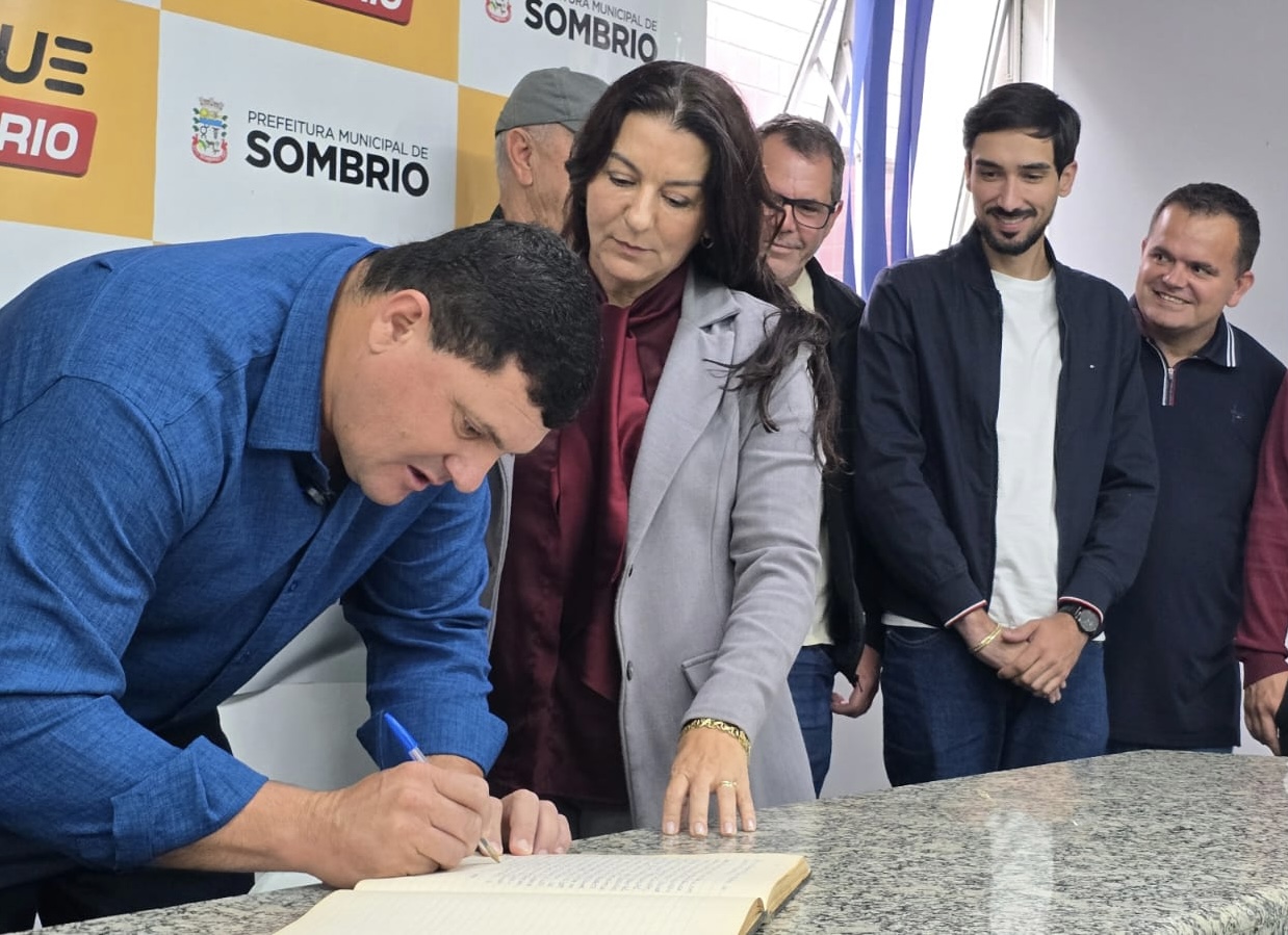 Chico do Maracujá toma posse como prefeito 